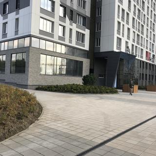 Кладка тротуарной плитки, благоустройство двора