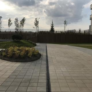 Кладка тротуарной плитки, благоустройство двора