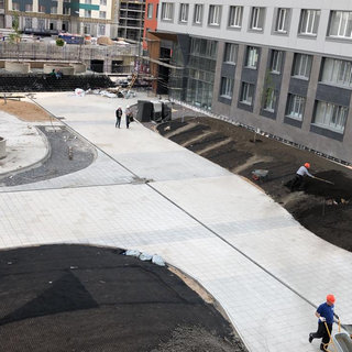 Кладка тротуарной плитки, благоустройство двора